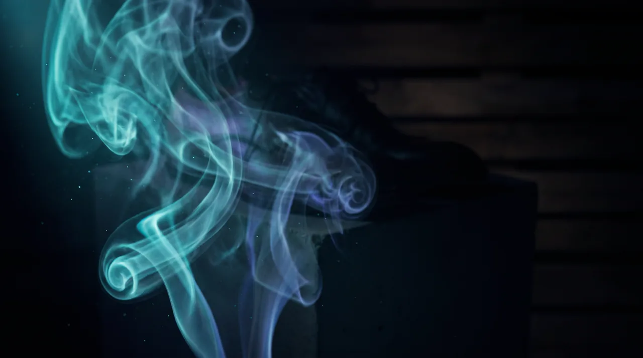 Opstijgende stoomslierten in teal licht
